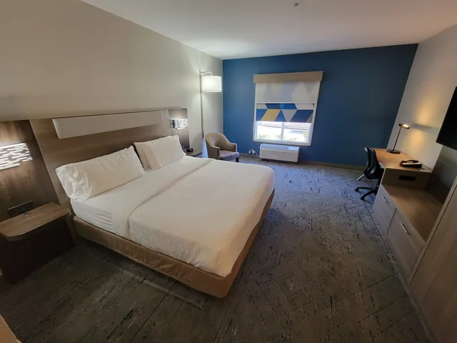 غرفة قياسية بسرير كينج، Holiday Inn Express Hotel Suites the Villages 1/10
