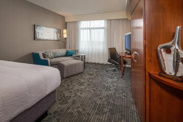 Pure, Wellness, Guest Room, King Bed, Lake View, Sofa، Courtyard By Marriott Gaithersburg Washingtonian Center 2/6