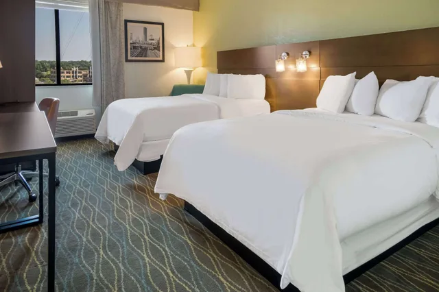 غرفة بسريرين كوين بإطلالة على النهر، Radisson Hotel Grand Rapids Riverfront 4/10