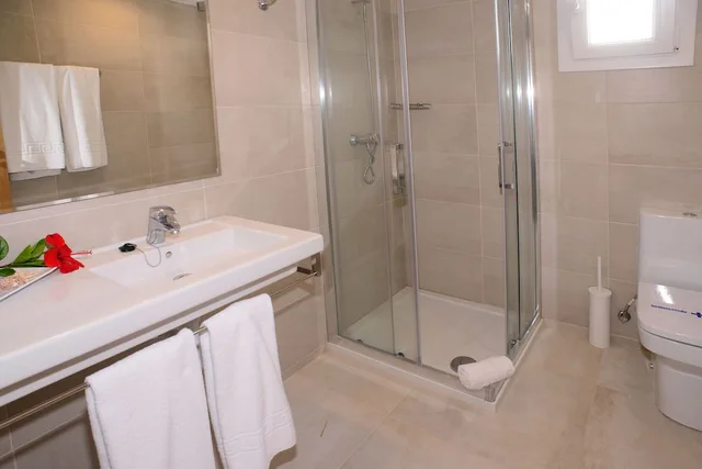 جناح بسريرين مزدوجين بشرفة مع أريكة، Cala Llenya Resort Ibiza Formerly Ola Club Cala Llenya 3/3