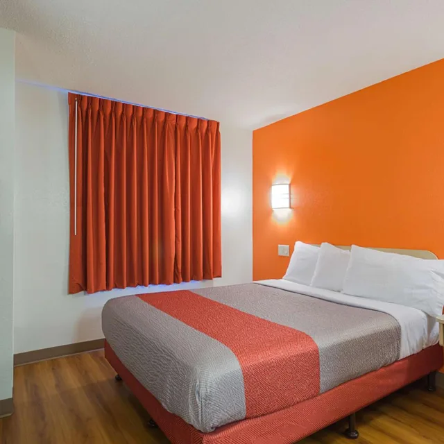غرفة بسرير كينج وسرير كوين، Motel6 Whitby ON - Toronto East 1/10