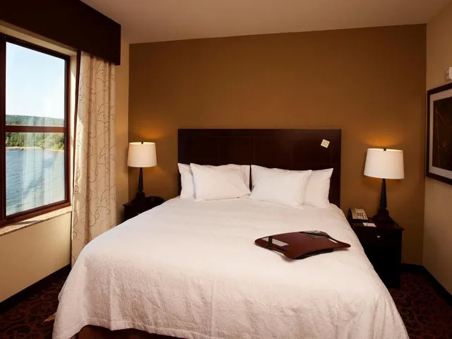جناح بسرير كينج بشرفة بغرفة نوم واحدة مع أريكة، Hampton Inn Marquette/Waterfront 1/2