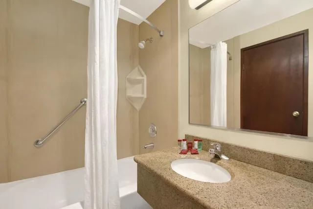 غرفة قياسية بسريرين كوين بإطلالة على النهر، Ramada by Wyndham Tukwila Southcenter 10/10