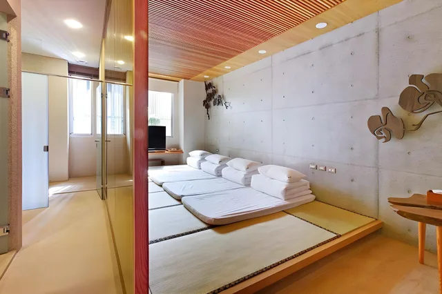 غرفة رباعية، Wood Whispering Residence 2/2