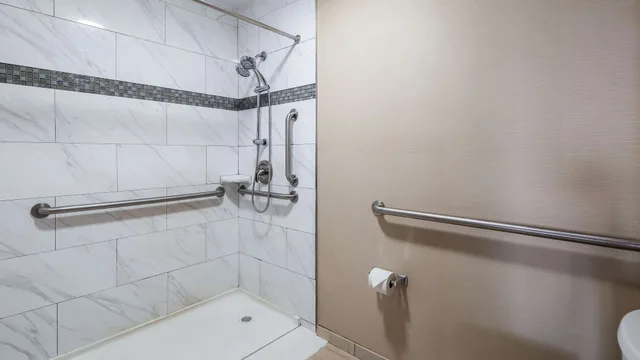 جناح بسريرين كوين مع أريكة بمنطقة جلوس لذوي الإعاقة، Best Western Providence Warwick Airport Inn 5/7