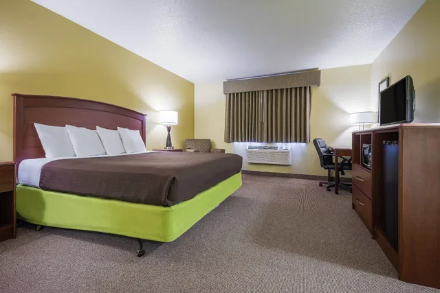 غرفة بسرير كينج، AmericInn by Wyndham Sioux Falls 1/2