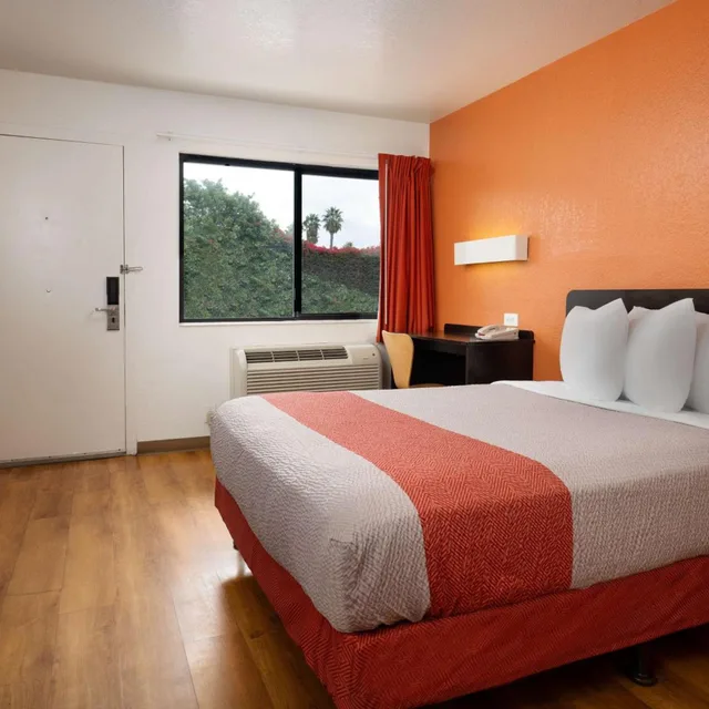 غرفة بسرير مزدوج لذوي الإعاقة، Motel6 Camarillo, CA 5/10