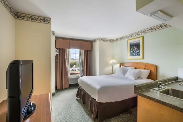 غرفة بسرير مزدوج، Americas Best Value Inn Suites Three Rivers 2/6