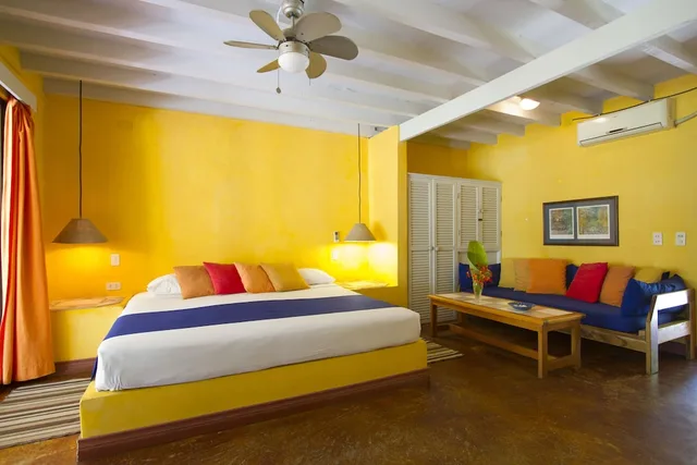 غرفة سوبيريور بسرير كينج وسرير فردي بشرفة بإطلالة جزئية على البحر، Villas Del Caribe 1/5