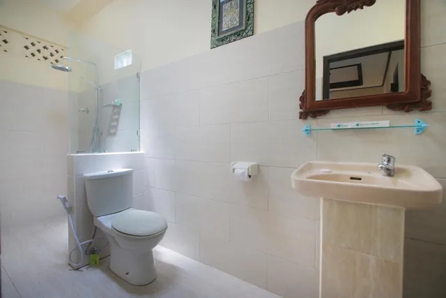 جناح بسرير كينج بغرفة نوم واحدة بمطبخ صغير، Hotel Jati And Home Stay 10/10