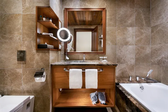 جناح جونيور بسرير كينج بإطلالة على المسبح مع أريكة، Kempinski Hotel San Lawrenz Gozo 4/5
