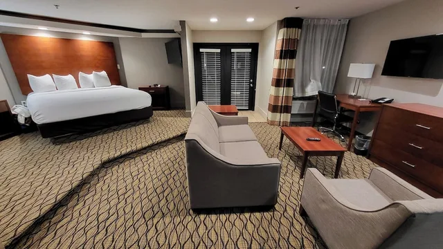 جناح رئاسي بسرير كينج بغرفة نوم واحدة، Wyndham Garden Fort Wayne 2/4