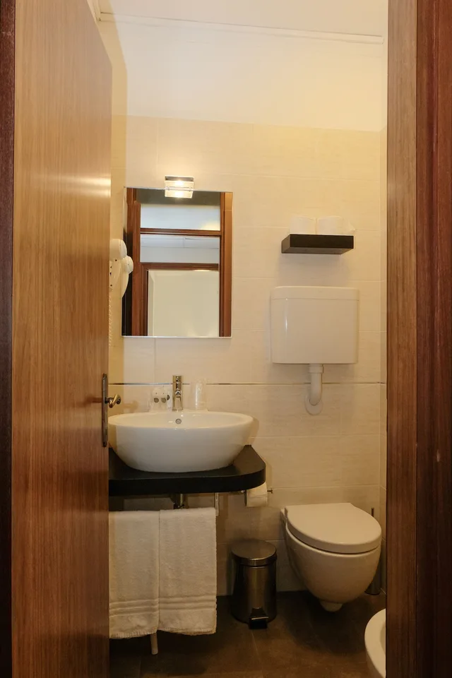 غرفة كومفورت ثلاثية بسريرين منفصلين بإطلالة جزئية على البحر مع أريكة، Hotel Orizzonte 4/4
