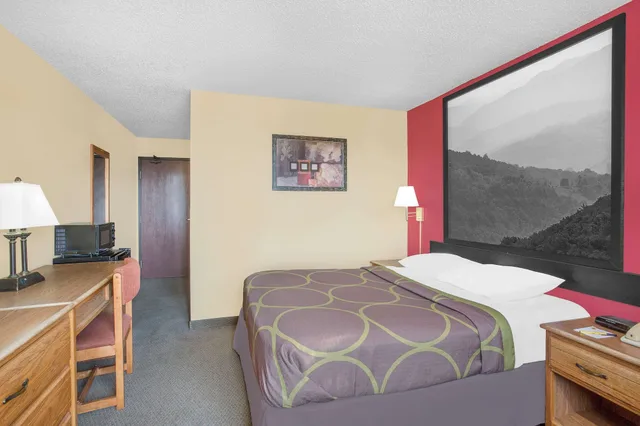 Room, Queen Bed, Super 8 by Wyndham Roanoke VA 6/6