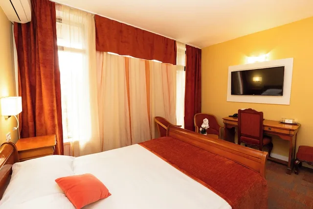 Suite, Queen Bed, Continental Hotel 4/8