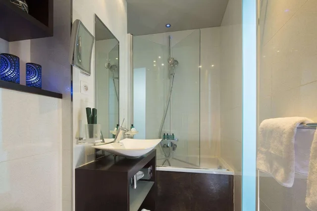 Adjoining, Family, 2 Double Beds، Grand Hotel Saint Michel 7/7