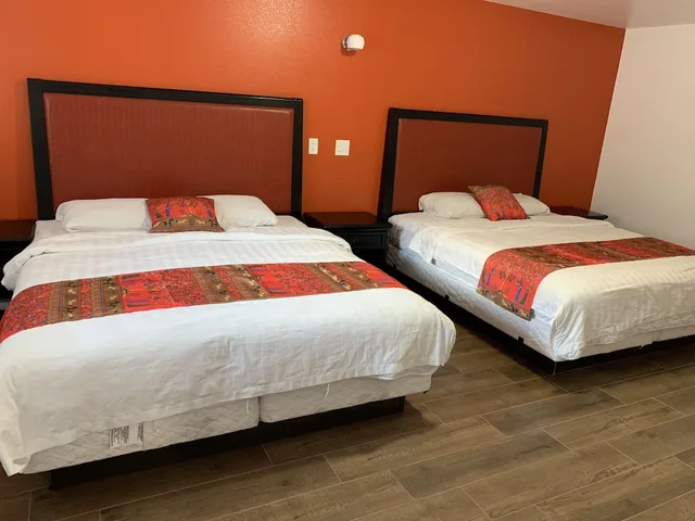Renovated, Suite, 3 King Beds، Norwalk inn & suites 2/10