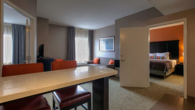 2 Bedrooms, Suite, 1 King and 2 Queen Beds, STAYBRIDGE SUITES HAMILTON - DOWNTOWN 2/2