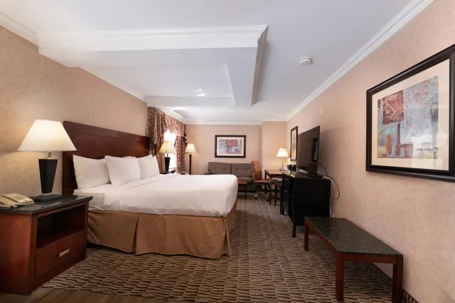 غرفة بسرير كينج بجاكوزي، Prestige Aberdeen Lodge Kamloops 3/6