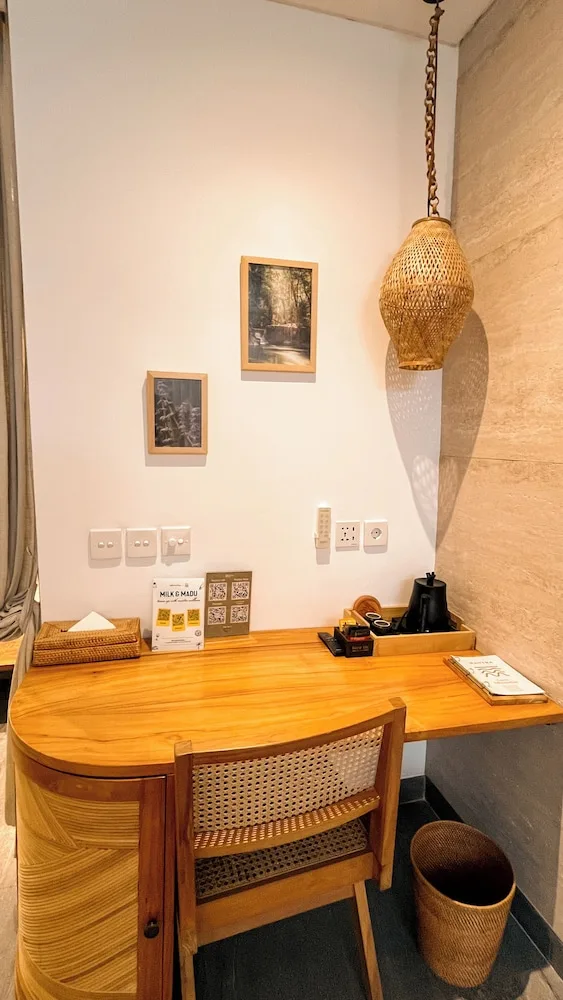 غرفة بريميوم بسرير كوين بإطلالة على المسبح، Mantra Wellness Bali 7/9