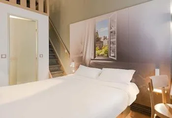 غرفة رباعية بسرير مزدوج وسرير فردي، B&B HOTEL Nantes Parc Expos La Beaujoire 1/1