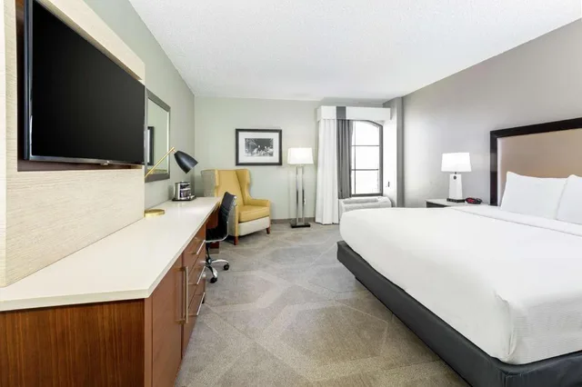 غرفة بسرير كينج بإطلالة على المعالم لذوي الإعاقة، Doubletree By Hilton Austin University Area 1/4