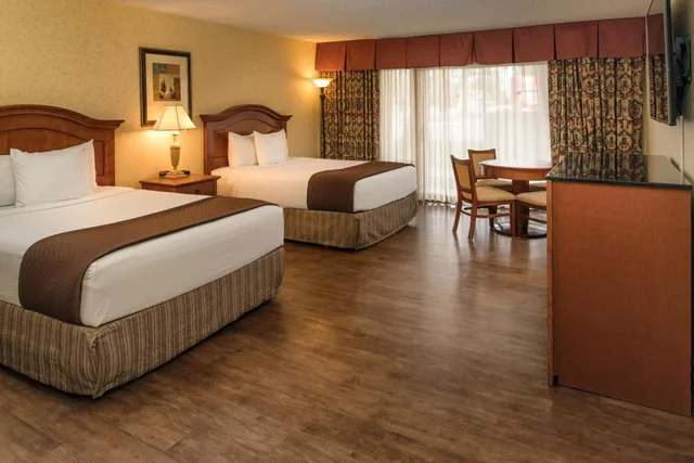 غرفة سوبيريور بسريرين كوين، Red Lion Hotel Pasco Airport & Conference Center 1/5