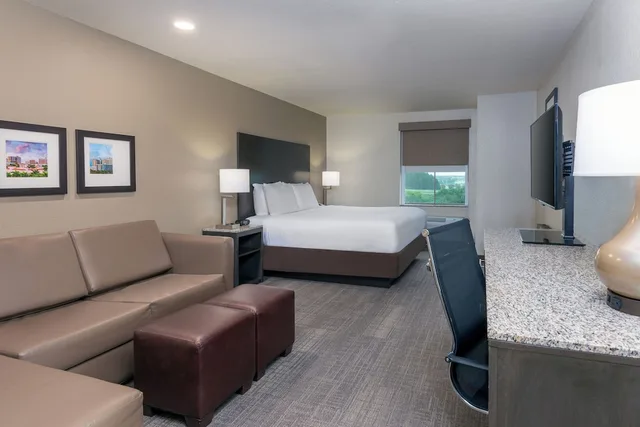 غرفة بسرير كينج مع أريكة لذوي الإعاقة، Coral Pointe Sarasota, an Ascend Collection Hotel 2/4