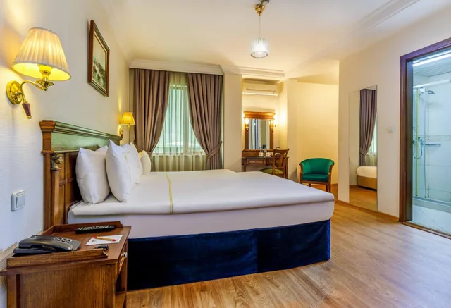 غرفة ثلاثية بسرير مزدوج وسرير فردي، Golden Crown Hotel 2/2