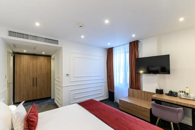 غرفة بسرير كوين، Del Corso Hotel 3/6