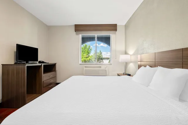 جناح بسرير كينج وسرير مزدوج بغرفتي نوم مع أريكة بمطبخ، Best Western Dartmouth-New Bedford 1/3
