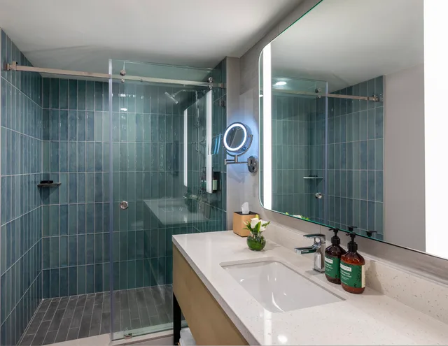 غرفة بسرير كينج بإطلالة على الجبل، Crowne Plaza Resort Saipan an IHG Hotel 3/4