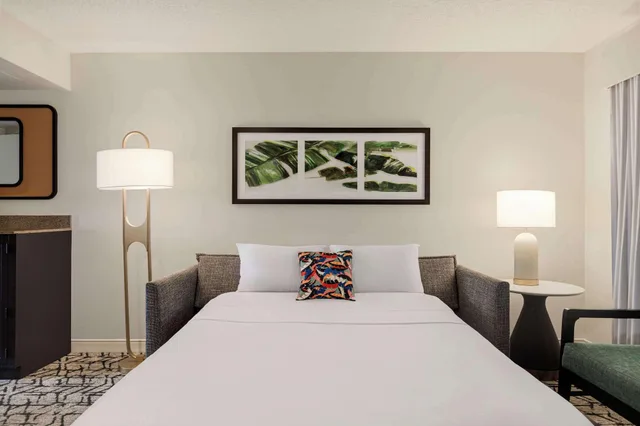 غرفة بسرير كينج بشرفة لذوي الإعاقة، Embassy Suites by Hilton Fort Lauderdale 17th Street 2/3
