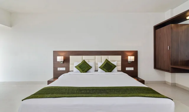 Premium, Queen Bed, Treebo Staycation Holiday 4/7