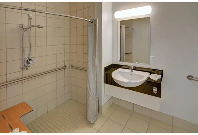 2 Full Beds - ADA/Roll-In Shower، Motel6 Roanoke, TX - Northlake - Speedway 4/4