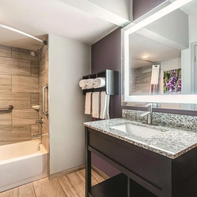 جناح بسريرين كوين بإطلالة مع أريكة، La Quinta Inn & Suites by Wyndham Glenwood Springs 4/4