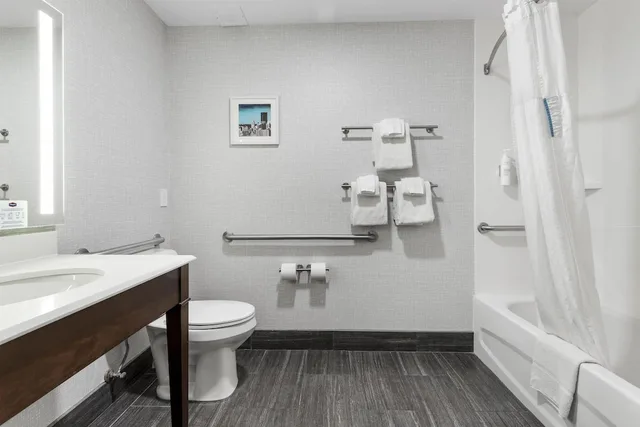 غرفة تنفيذية بسريرين كوين مع أريكة، Hampton Inn Salem 10/10