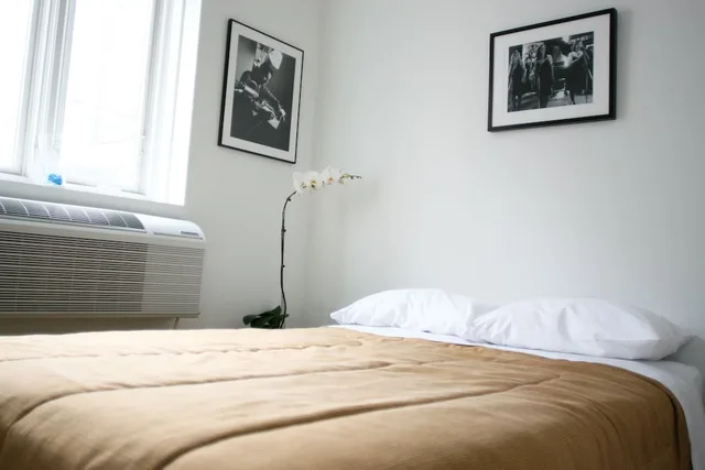 غرفة قياسية بسرير مزدوج بحمام خاص، The Rex Hotel 1/5