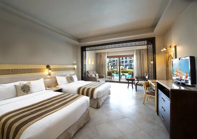 غرفة ديلوكس بسرير كينج بإطلالة جزئية على البحر، SUNRISE Arabian Beach Resort Grand Select 2/2