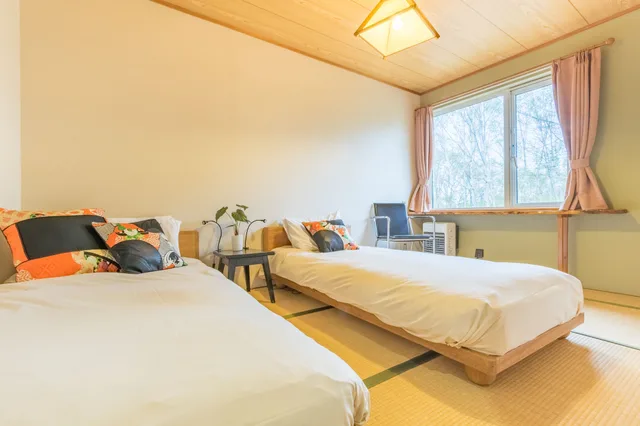 غرفة بسريرين منفصلين بإطلالة على الجبل، Freeride Lodge Niseko 1/1
