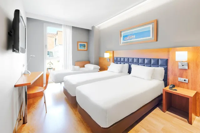غرفة بثلاثة أسرّة مع سرير إضافي، Barcelona Century Hotel 1/4