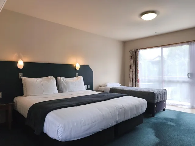 استوديو بسرير كينج وسرير فردي مفردة بسريرين منفصلين، Aspen Lodge Motel 1/10