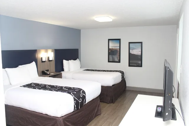 Suite, Multiple Beds, City View، La Quinta Inn & Suites by Wyndham Oceanfront Daytona Beach 1/2