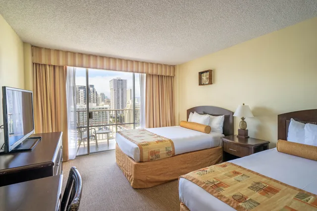 جناح بسريرين مزدوجين بإطلالة جزئية على البحر مع أريكة، Outrigger Waikiki Paradise 1/6