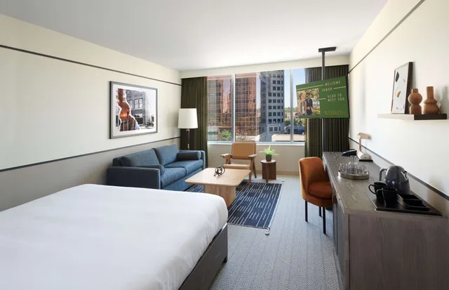 جناح استوديو أساسي بسرير كينج مع أريكة، The Westley Calgary Downtown, Tapestry Collection by Hilton 1/4