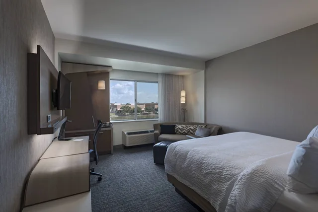 غرفة بسرير كينج مع أريكة، Courtyard Houston Sugar Land Lake Pointe 1/3