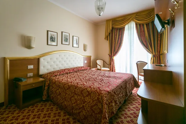 غرفة بسرير مزدوج بإطلالة على البحيرة، Hotel Milan Speranza Au Lac 1/3