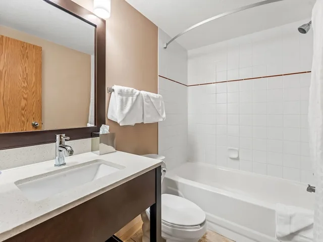 Room, 2 Queen Beds, Main Floor، Super 8 Meadow Lake 3/3