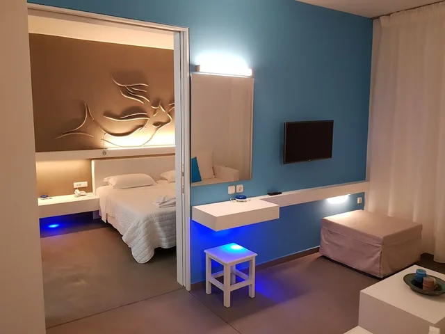 شقة ديلوكس بسريرين كوين بغرفة نوم واحدة مع أريكة، Niriides Hotel 2/4