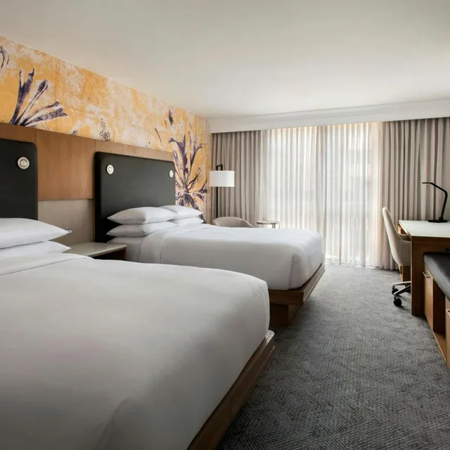 غرفة بسرير مزدوج بشرفة، Westchester Marriott 4/8